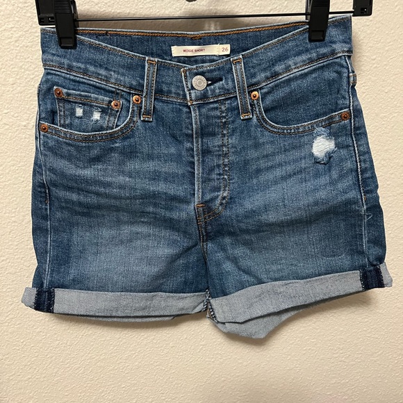 Levi’s Wedgie Short *make an offer* - Picture 1 of 8